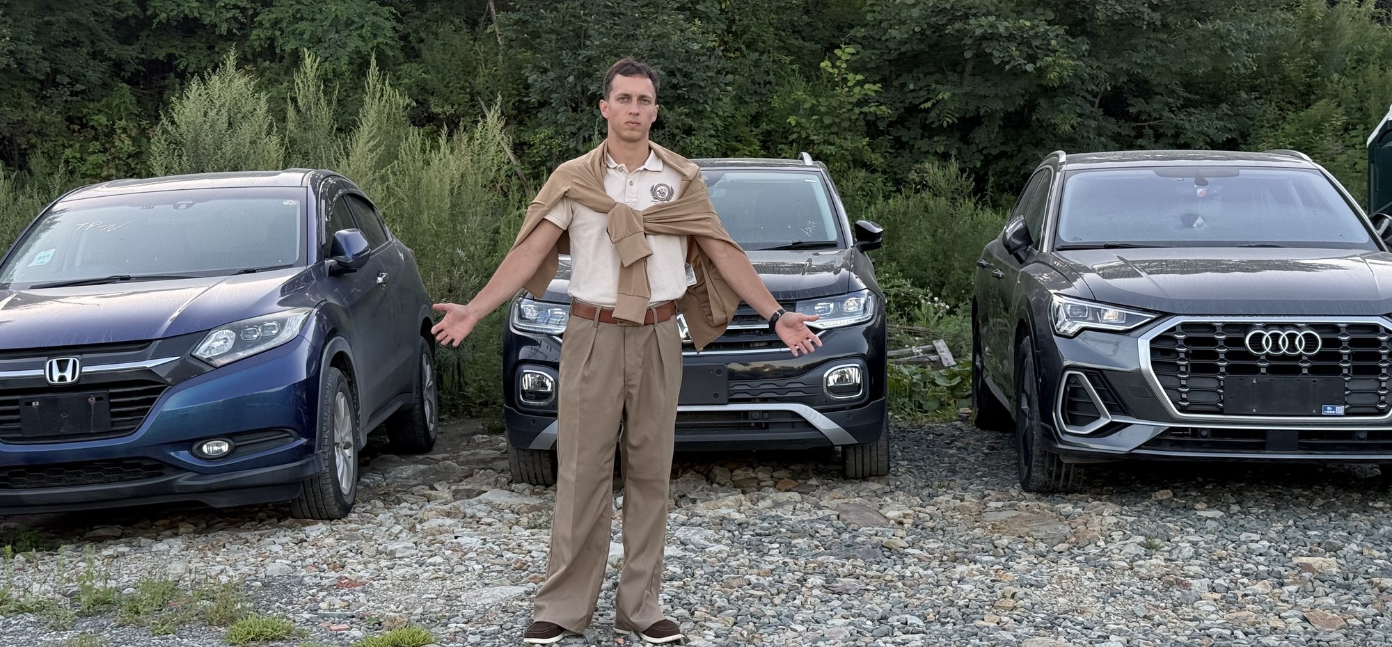 Антон Важенин на площадке во Владивостоке рядом с привезёнными Honda Vezel и Audi Q3