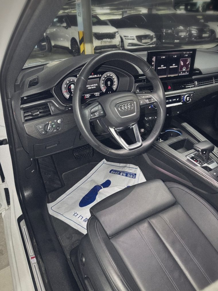 Осмотр салона Audi A4 в Корее — руль и передняя панель