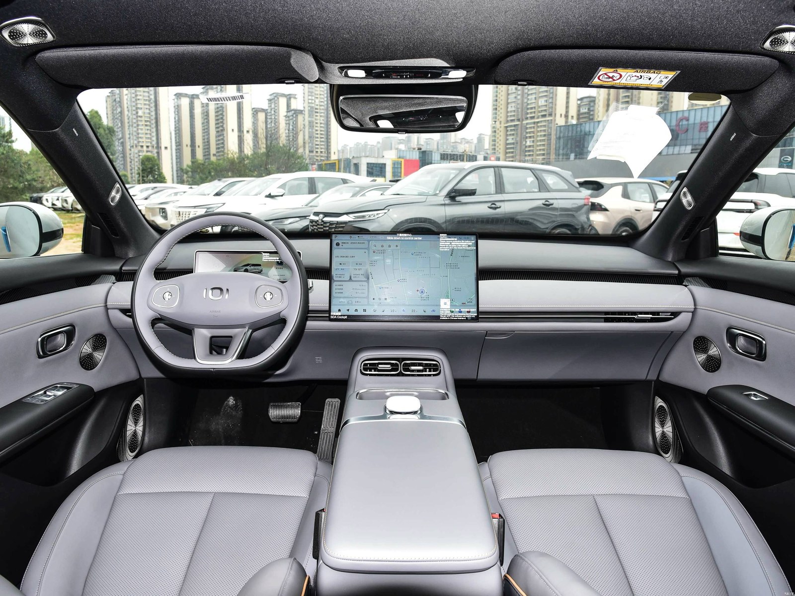Салон Changan Qiyuan A06 в сером исполнении с большим экраном и шайбой управления на тоннеле