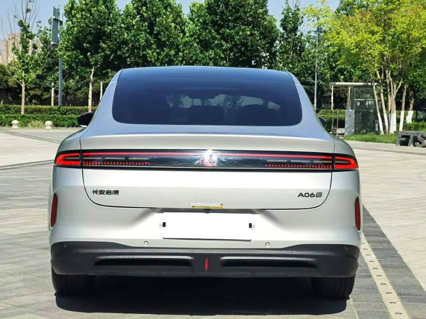 Корма Changan A06 с шильдиком A06 E — так обозначена электрическая версия