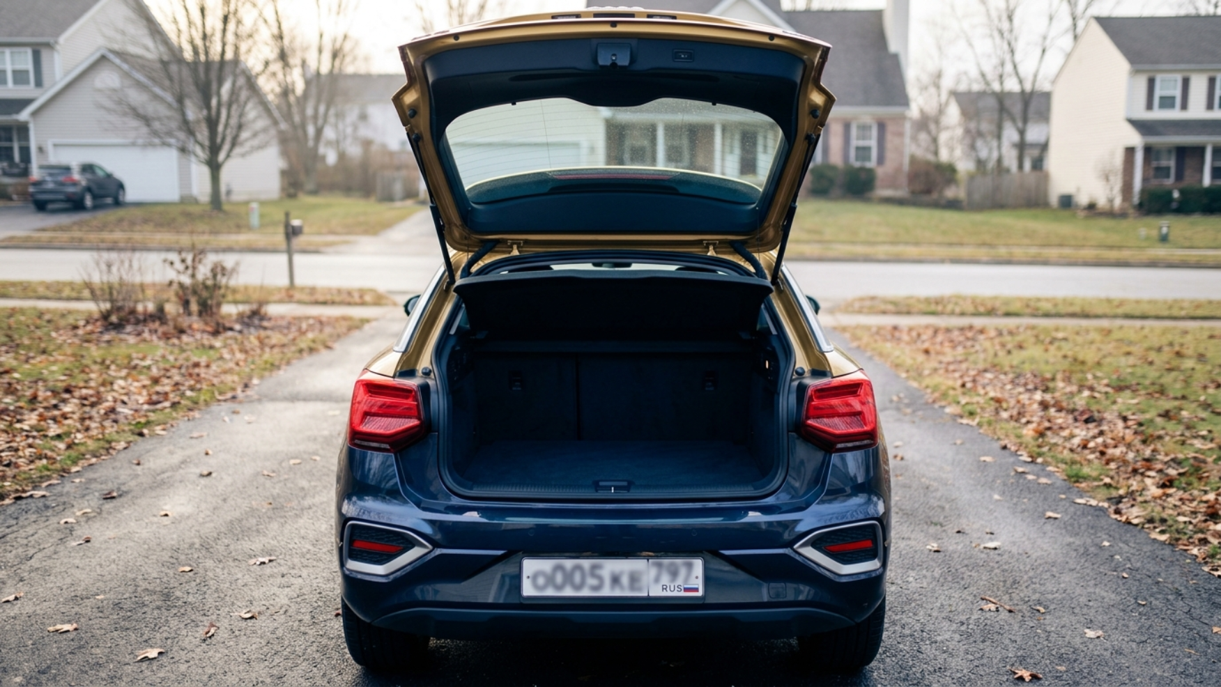 Открытый багажник Audi Q2L с чемоданами перед поездкой, двойное дно и докатка под полом