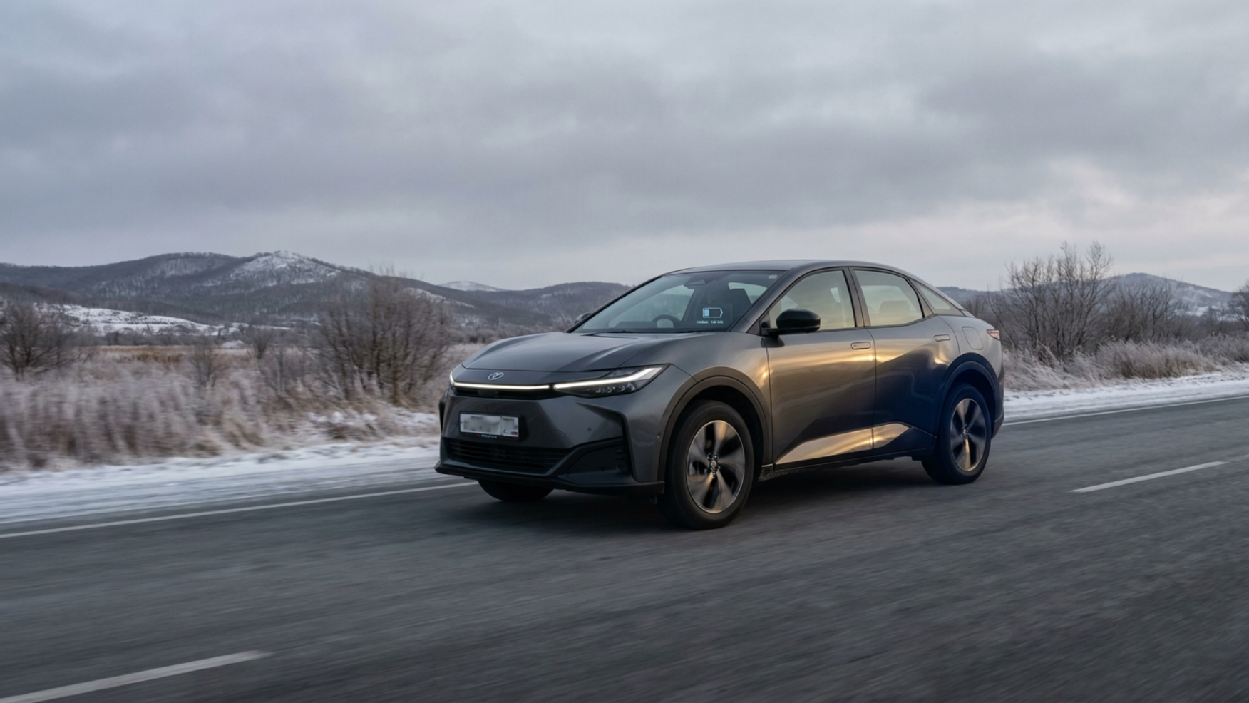 Toyota bZ3X на зимней трассе — реальный запас хода зимой заметно ниже паспортного