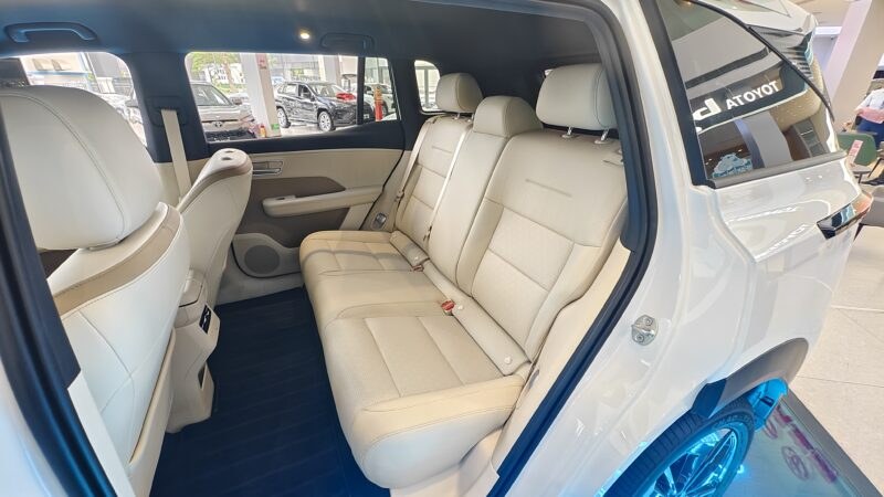 Задний ряд Toyota bZ3X 2025 из Китая, реальное фото