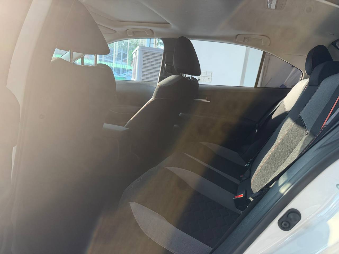 Задний ряд Toyota Corolla в заводской тканевой отделке с оранжевой строчкой