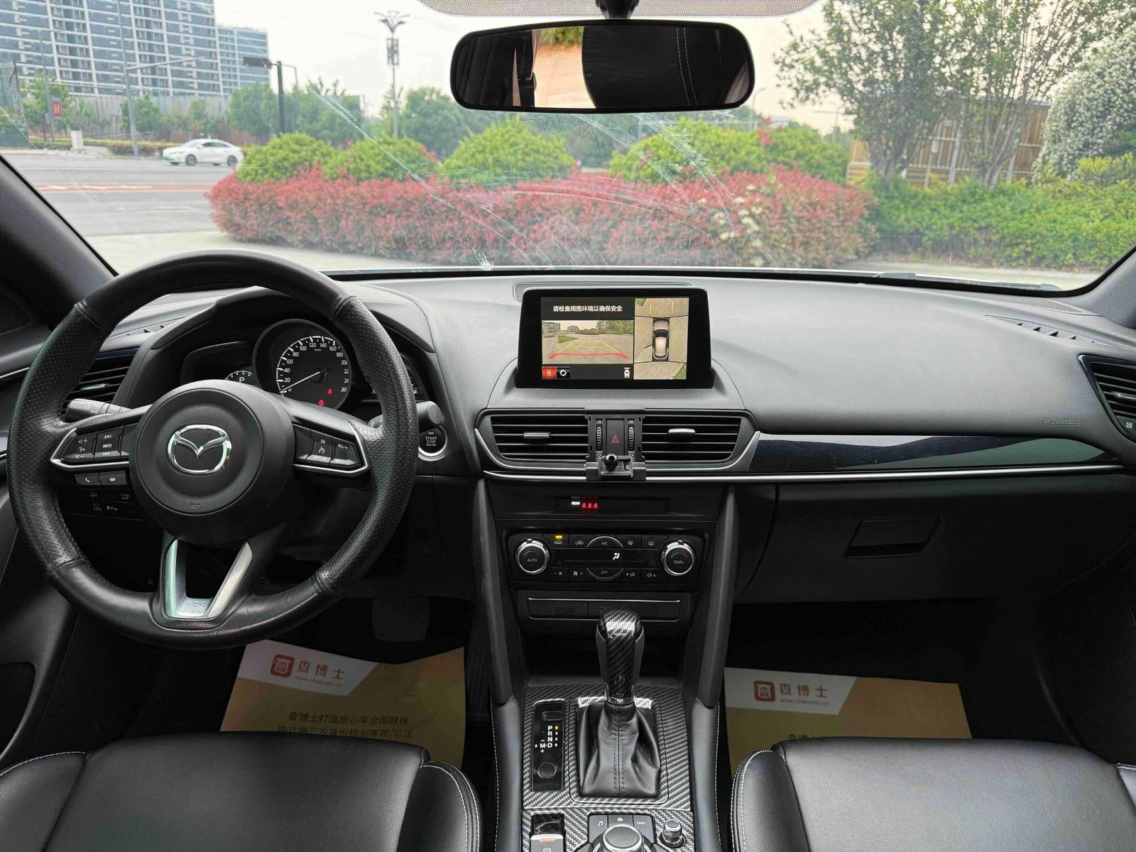 Передняя панель Mazda CX-4: экран Mazda Connect с камерой кругового обзора