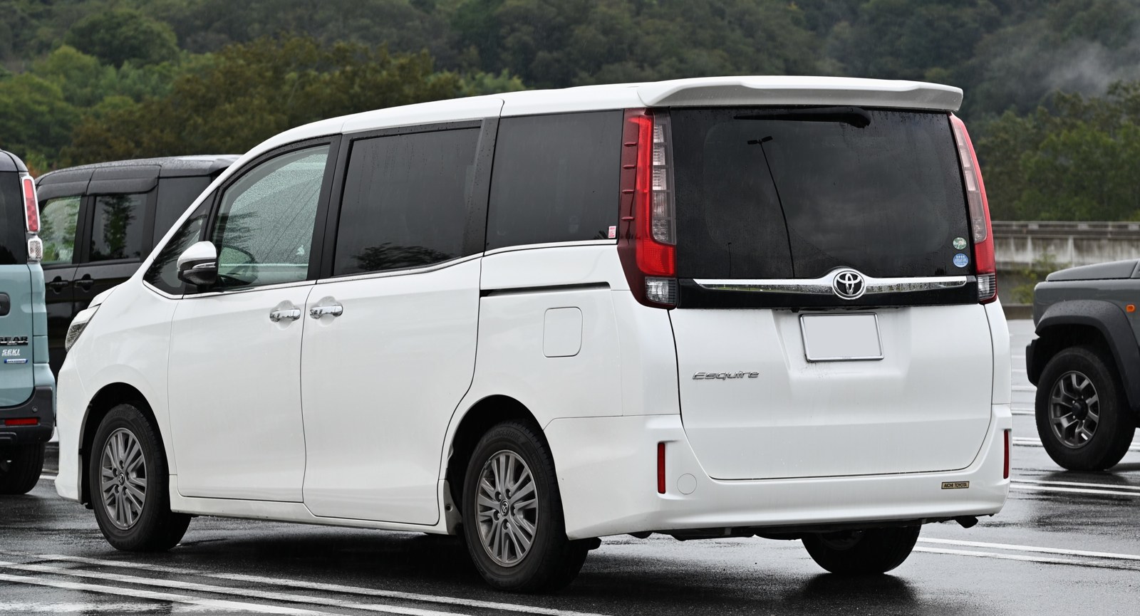 Toyota Esquire до рестайлинга, вид сзади 3/4