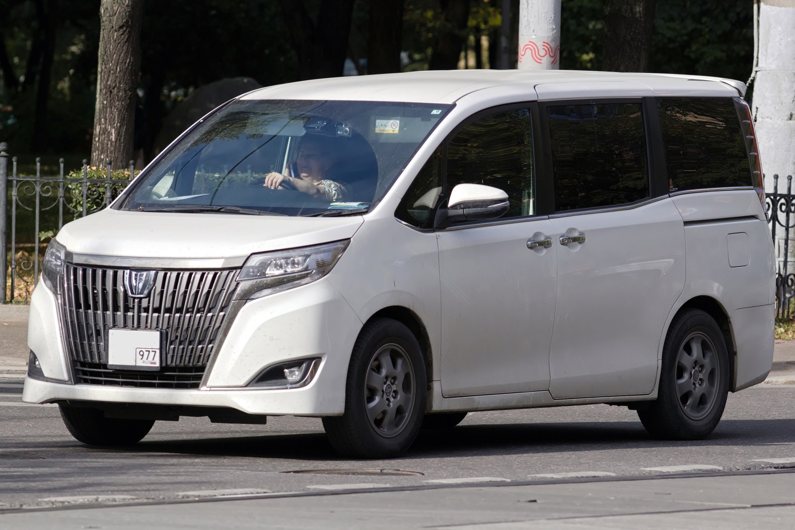 Toyota Esquire из Японии 2026: болячки и цены