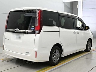 Toyota Esquire Gi 2016, лот, сзади 3/4