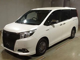 Toyota Esquire Hybrid Gi 2017, лот, спереди 3/4