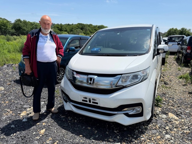 Виталя Шкирский с привезённой из Японии Honda Freed, фото клиента