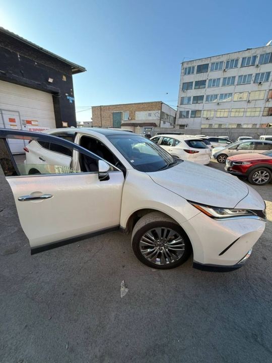 Белый Toyota Harrier из Японии на стоянке во Владивостоке, фото клиента