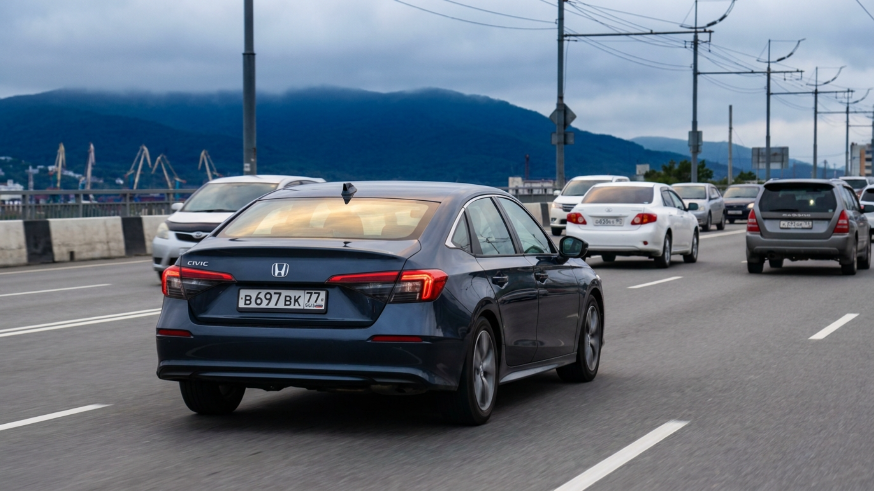 Honda Civic в городском потоке во Владивостоке, повседневная езда, левый руль