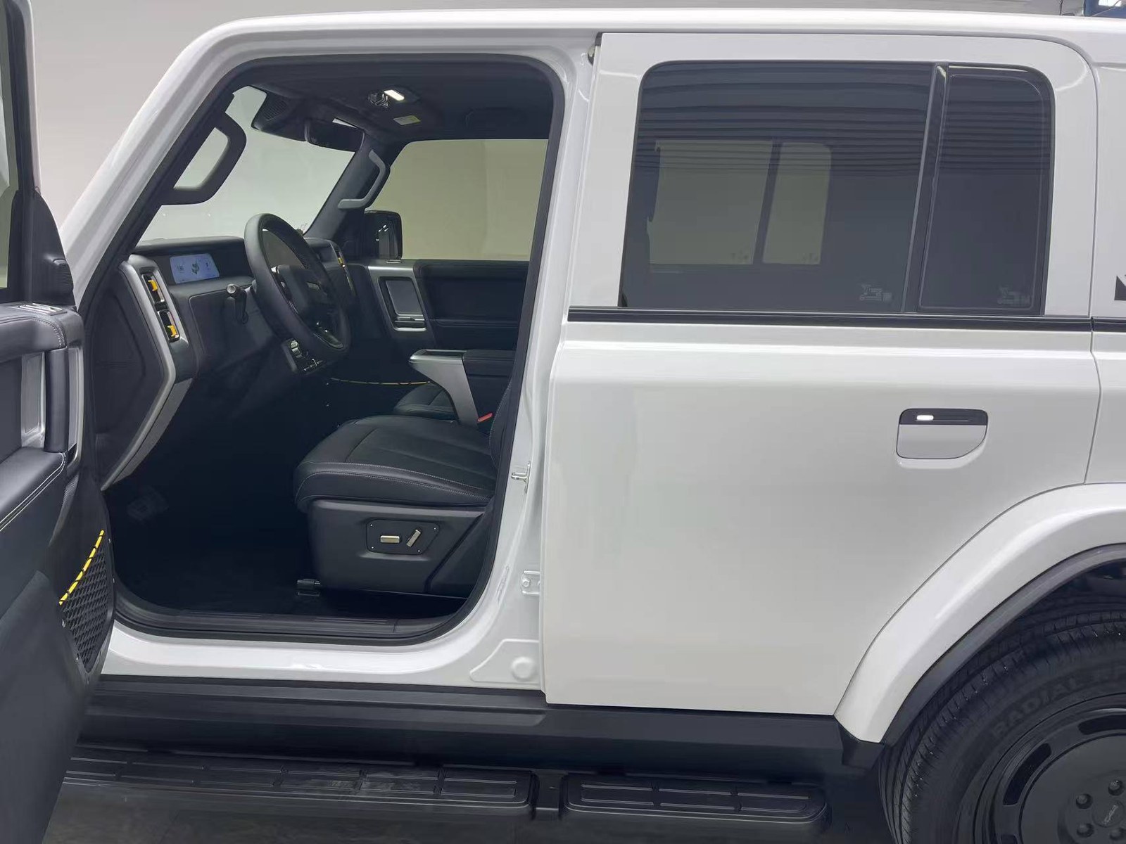 iCar V23 белый, наш лот, передняя дверь и кресло