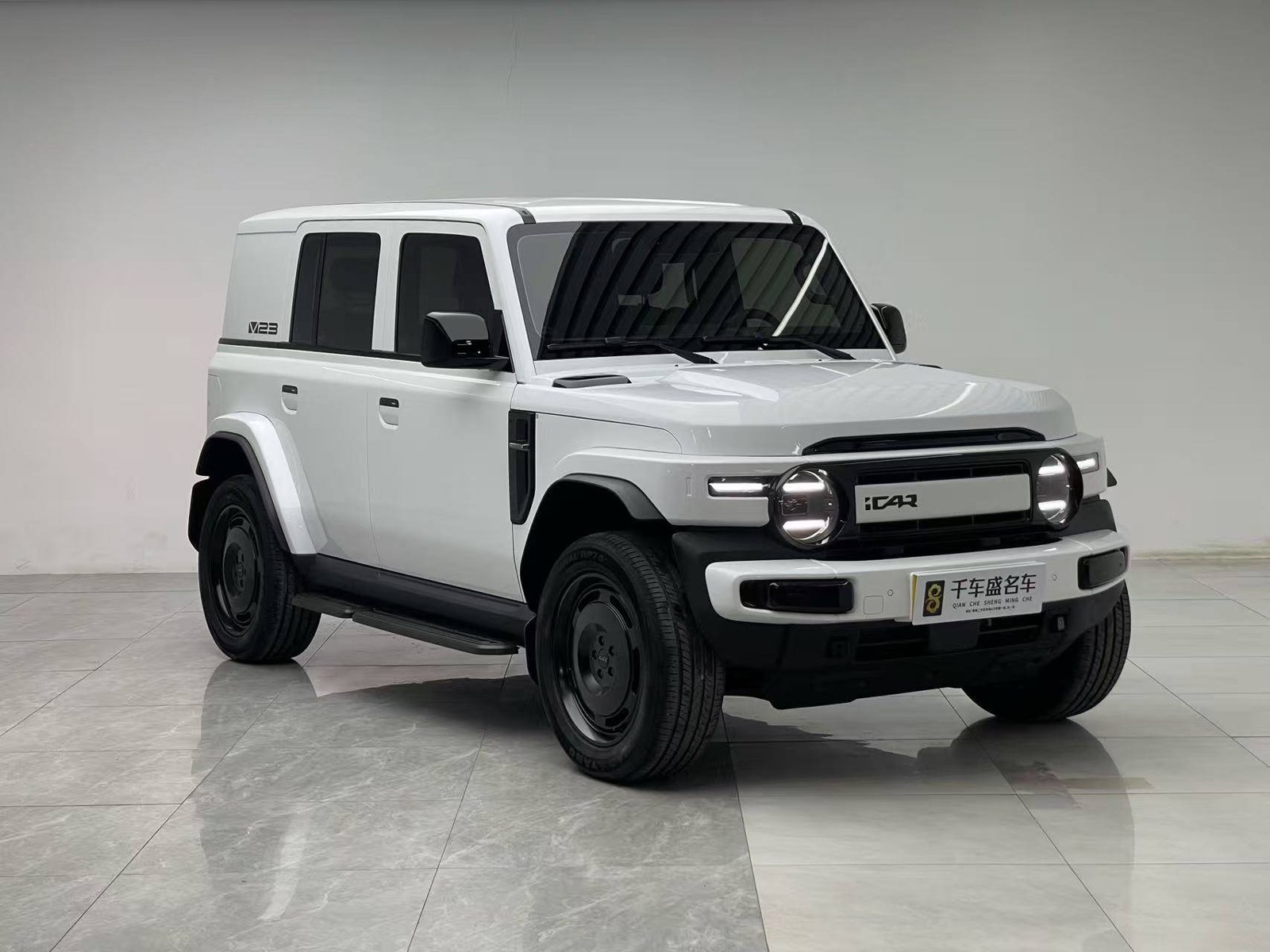 круглые фары и надпись iCAR на решётке