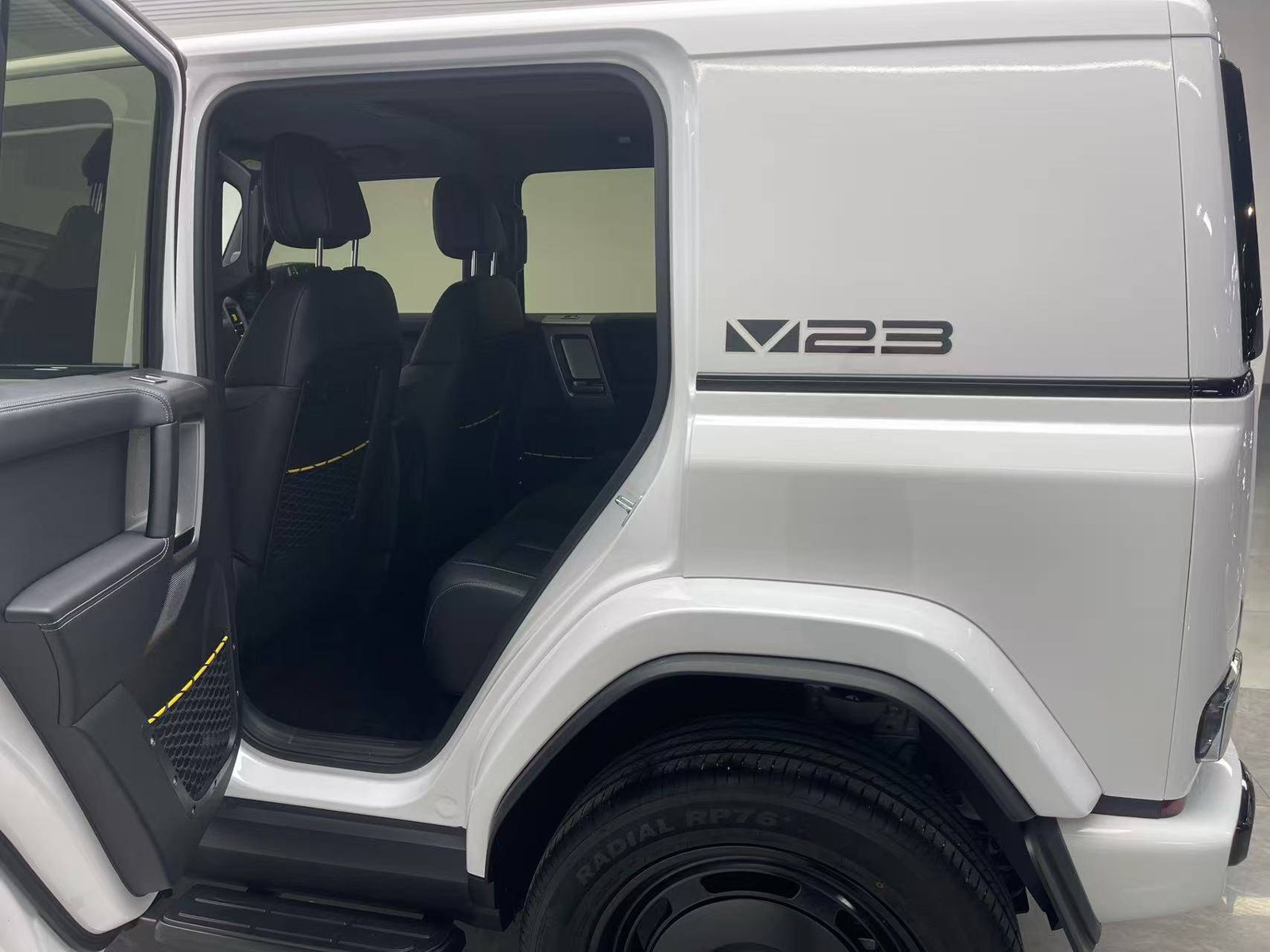 iCar V23 белый, наш лот, задняя дверь и диван