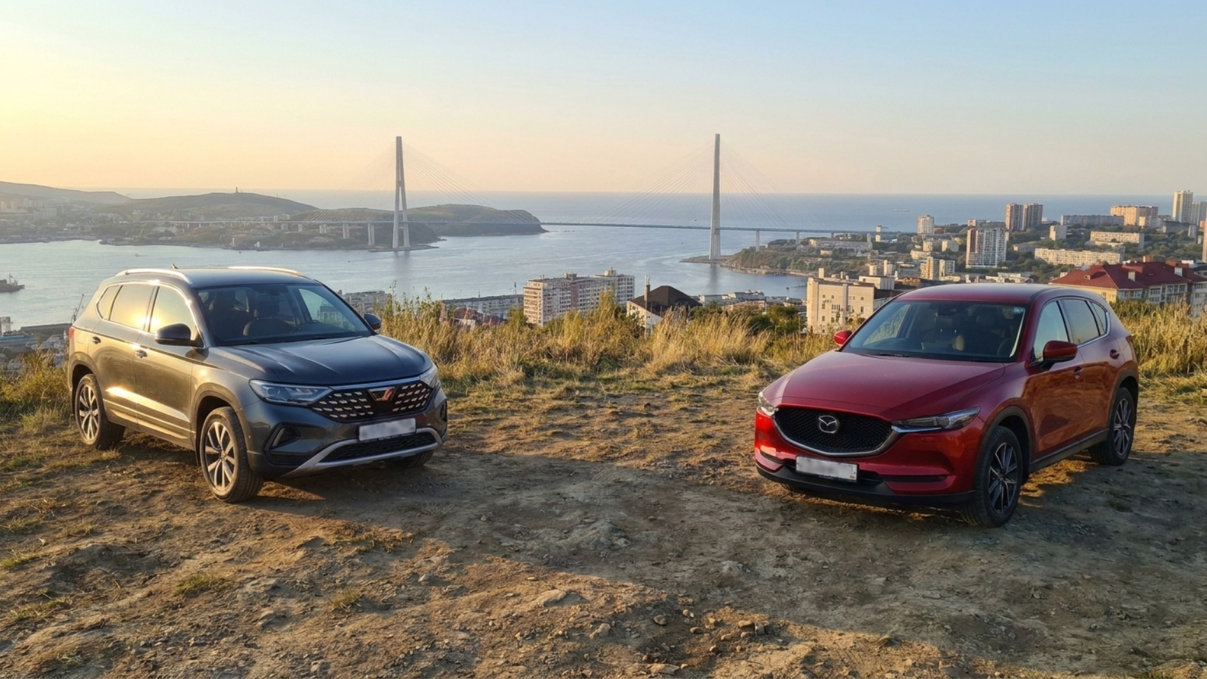 Jetta VS8 2026 и Mazda CX-5 стоят нос к носу под углом на смотровой над бухтой