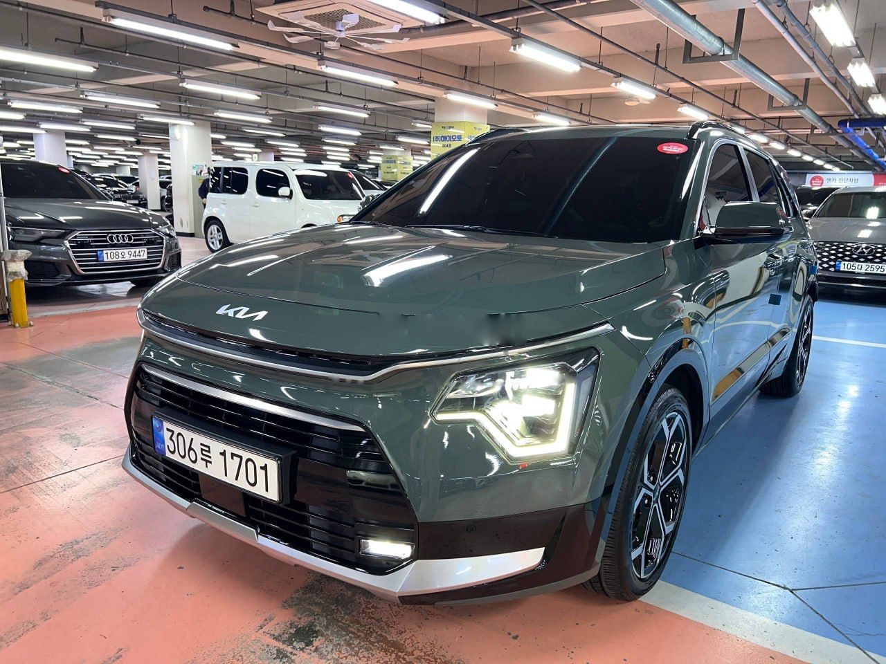 Kia Niro на подземной стоянке дилера в Корее — гибрид на бензине, а не электромобиль (2/6)