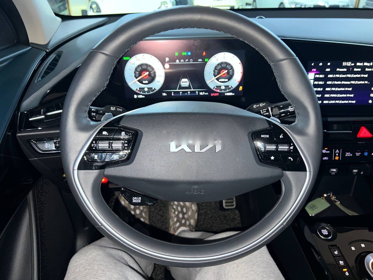 Kia Niro, руль с подогревом и цифровая приборка — вид из салона (5/6)