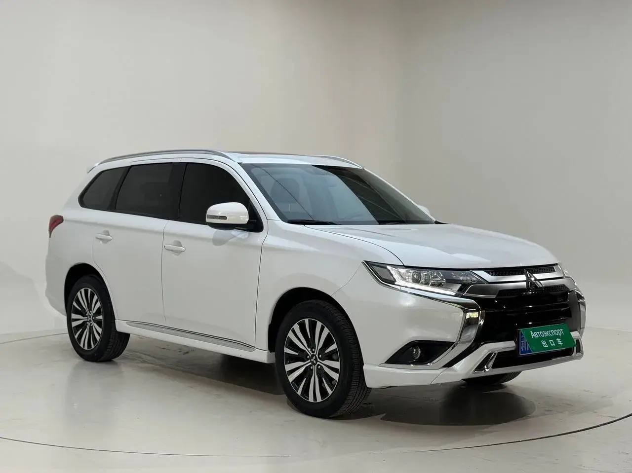 Реальный лот Mitsubishi Outlander из Китая, семиместная версия