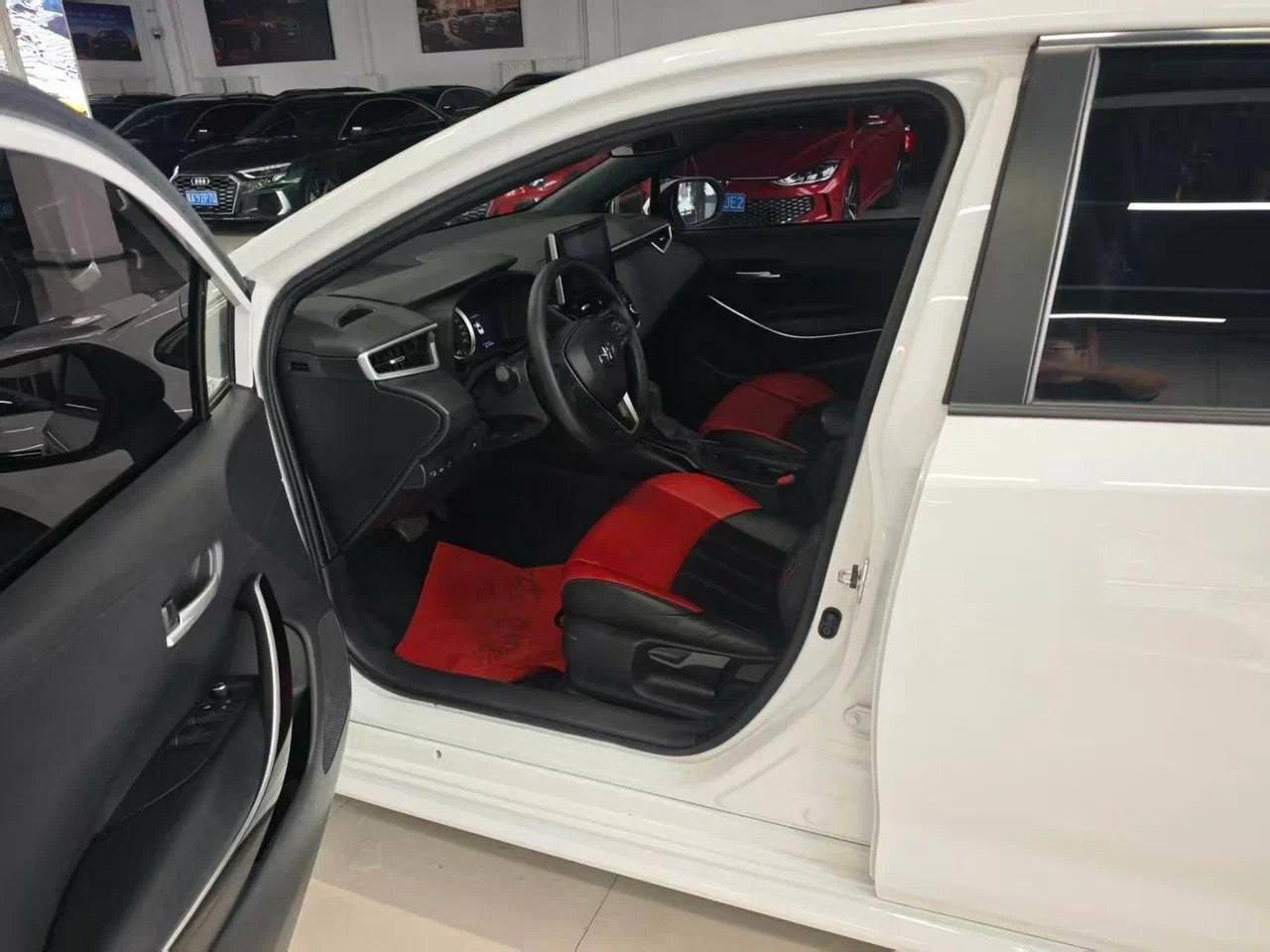 салон Sport Edition: чёрный потолок и красные вставки