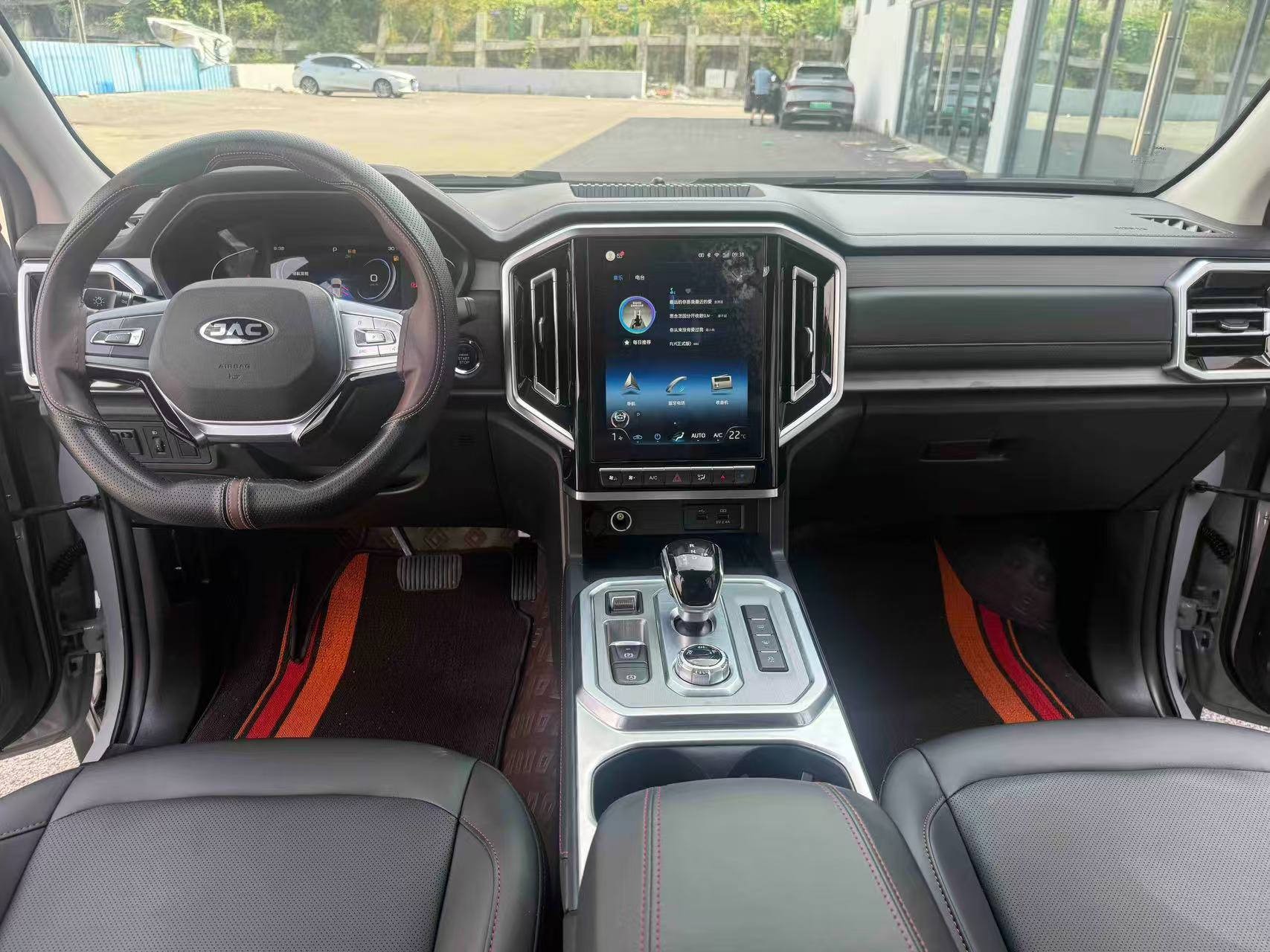 JAC T9 2023, наш лот, салон и центральный экран (3/3)