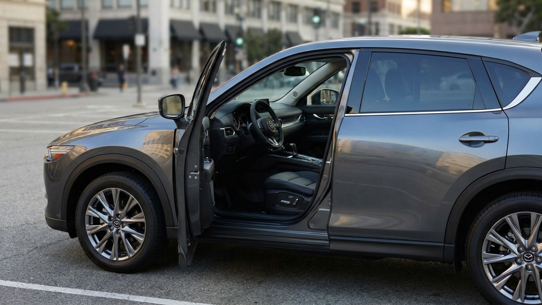 Mazda CX-5 китайской сборки на левом руле, городская парковка