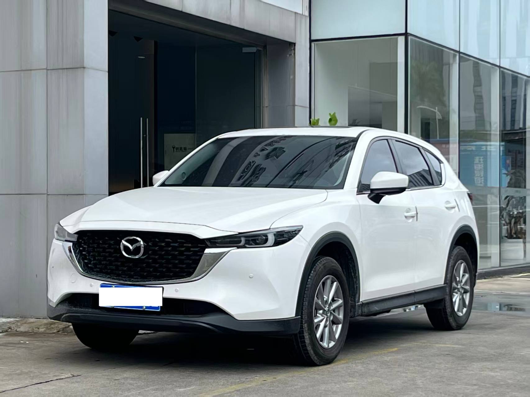 Mazda CX-5 2024 Zhishang Pro, белая, вид спереди три четверти (1/6)