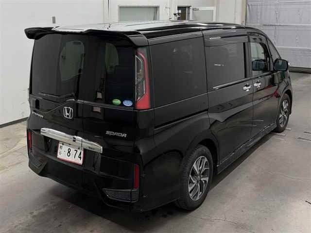 Honda Stepwgn Spada сзади в три четверти, видна сдвижная дверь и высокий кузов