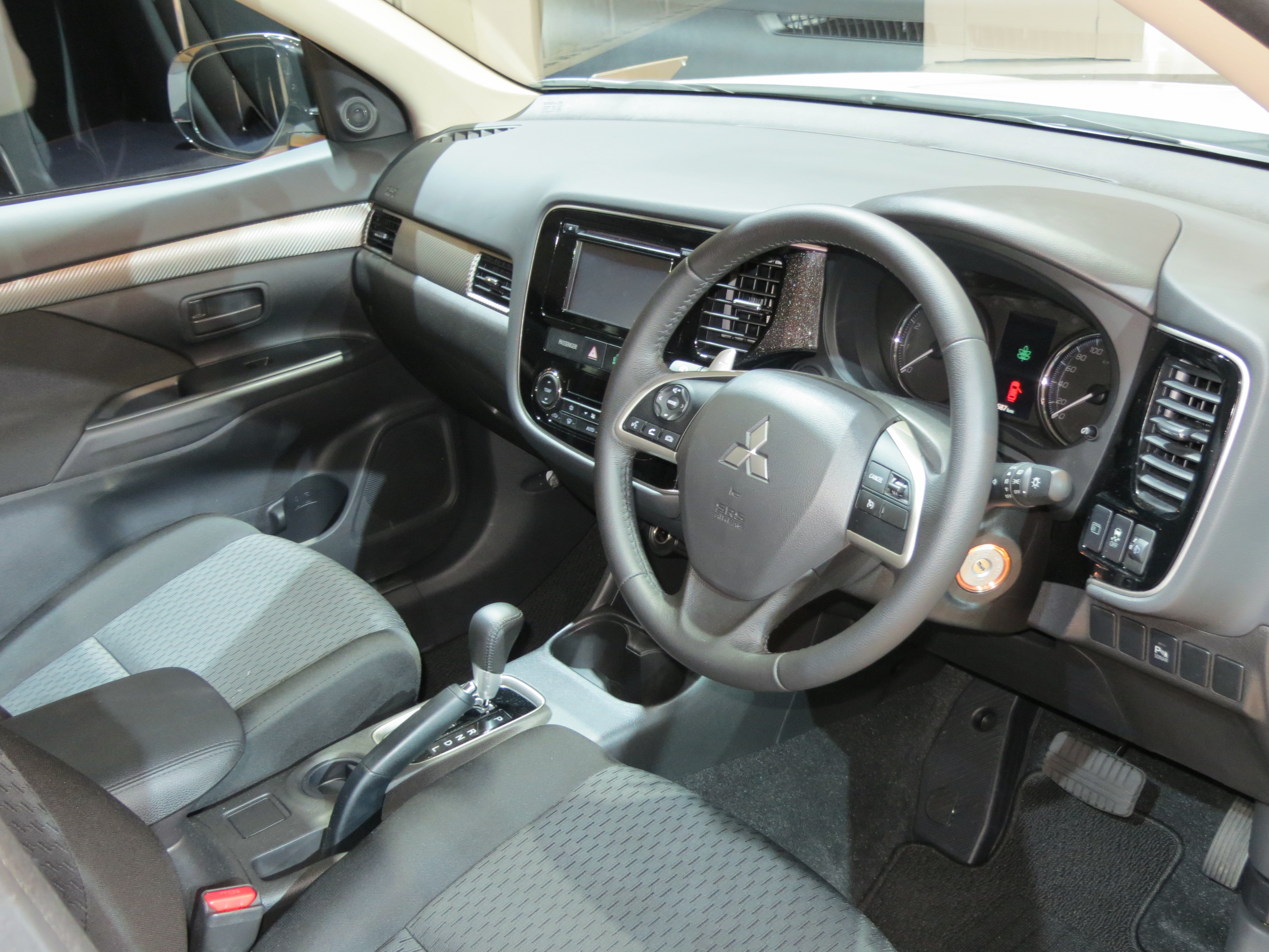 Салон Mitsubishi Outlander третьего поколения общим планом: приборная панель, мультимедиа и селектор