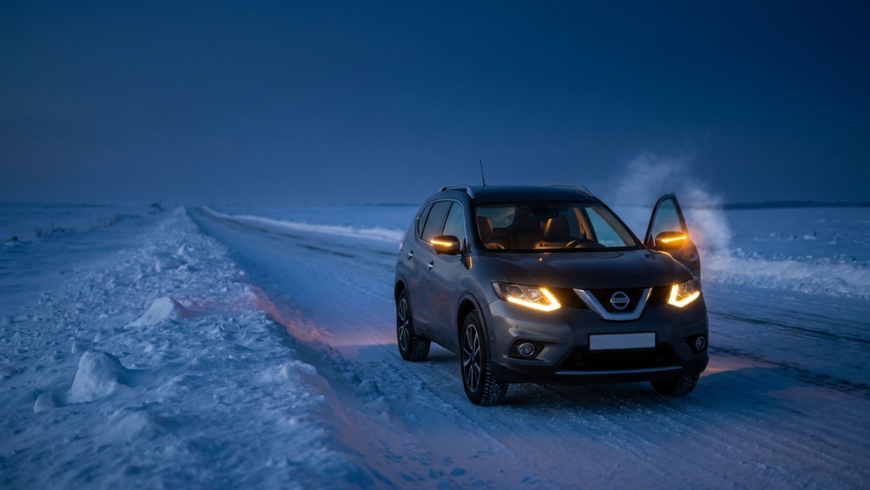 Заглохший X-Trail на заснеженной трассе в мороз, вдали от города — сцена залитых свечей