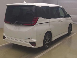 Toyota Noah Hybrid S-Z 2022, лот, сзади 3/4