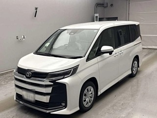 Toyota Noah Hybrid S-X 2026, лот, спереди 3/4