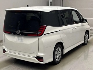 Toyota Noah Hybrid S-X 2026, лот, сзади 3/4