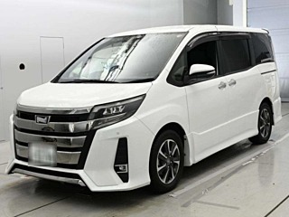 Toyota Noah Si W×B 2018, лот, спереди 3/4