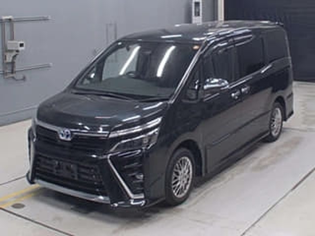 Toyota Voxy Hybrid ZS Kirameki 3 2021, наш лот, спереди 3/4