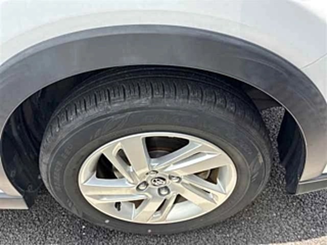 Колесо Toyota Raize и чёрные пластиковые расширители арок