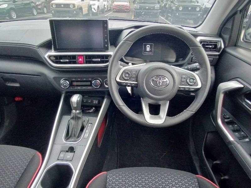 Передняя панель Toyota Raize Z: 9-дюймовый экран, цифровая приборка и селектор вариатора