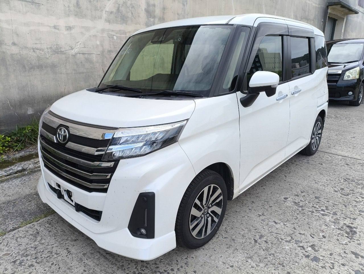 Toyota Roomy Custom: большая хромированная решётка и светодиодная оптика