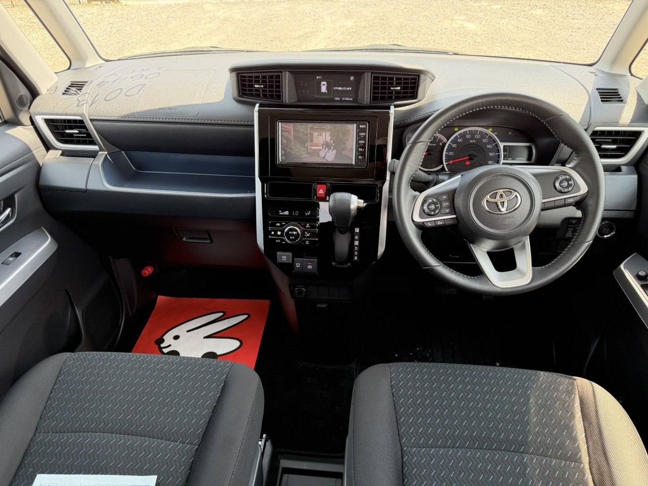 Передняя панель Toyota Roomy: мультимедиа по центру, селектор вариатора на торпедо
