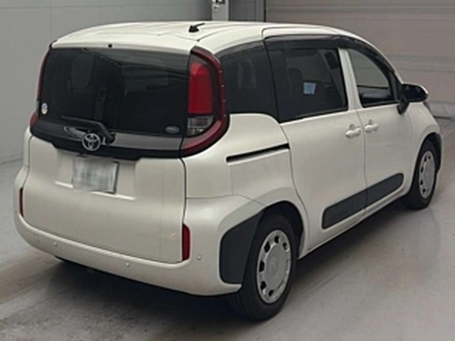 Toyota Sienta G 2023, наш лот, сзади 3/4 (2/3)
