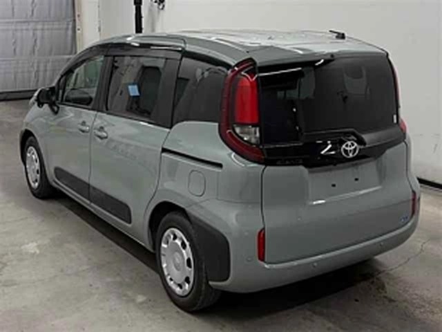 Toyota Sienta третьего поколения сзади: вертикальные фонари и чёрные накладки кузова