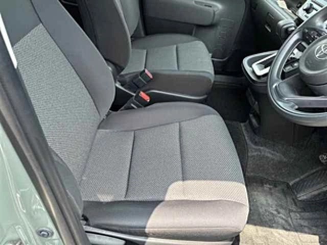 Toyota Sienta G 2023, наш лот, переднее кресло (4/8)