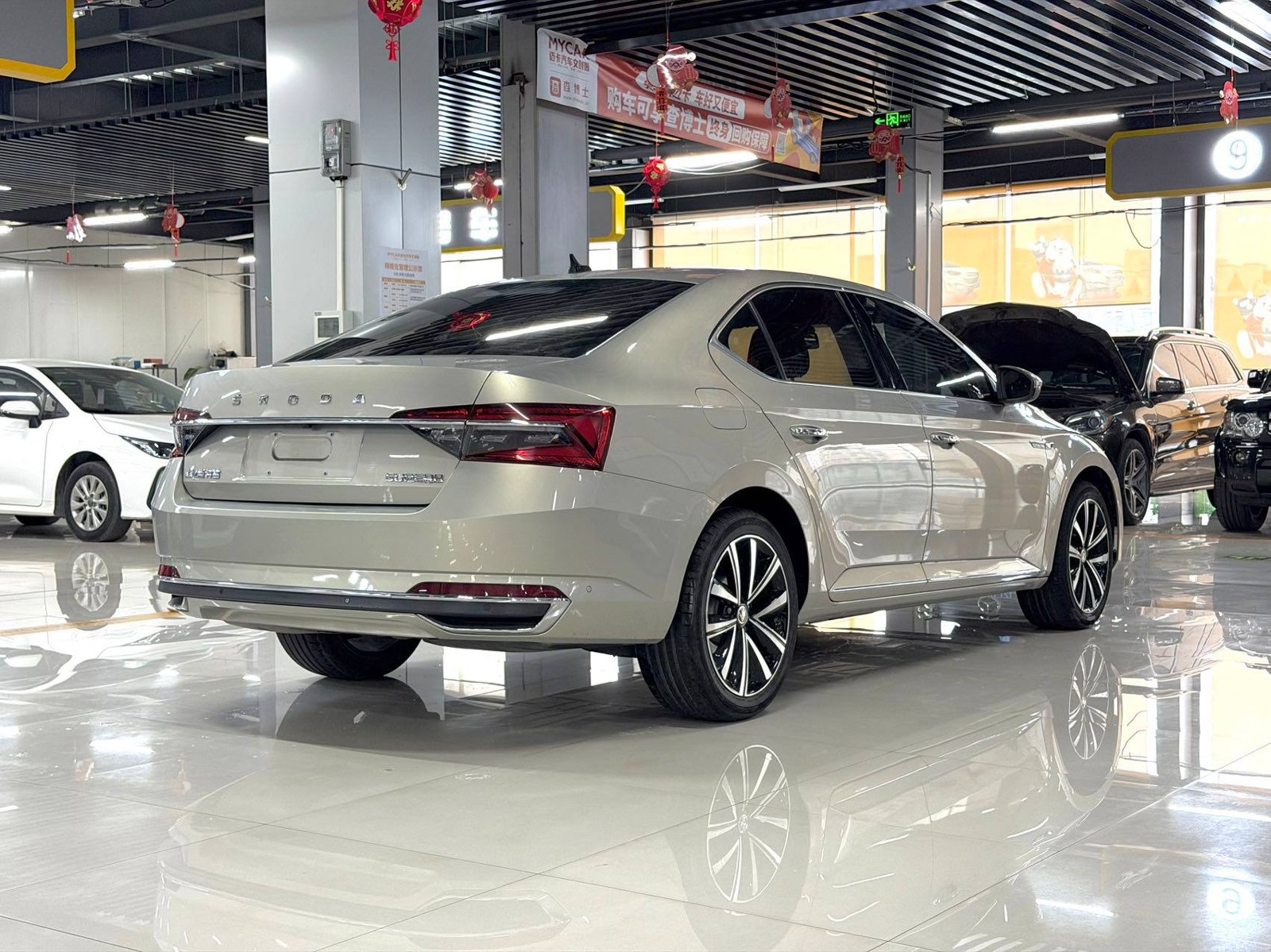 Skoda Superb 2022 из Китая, наш лот, сзади 3/4