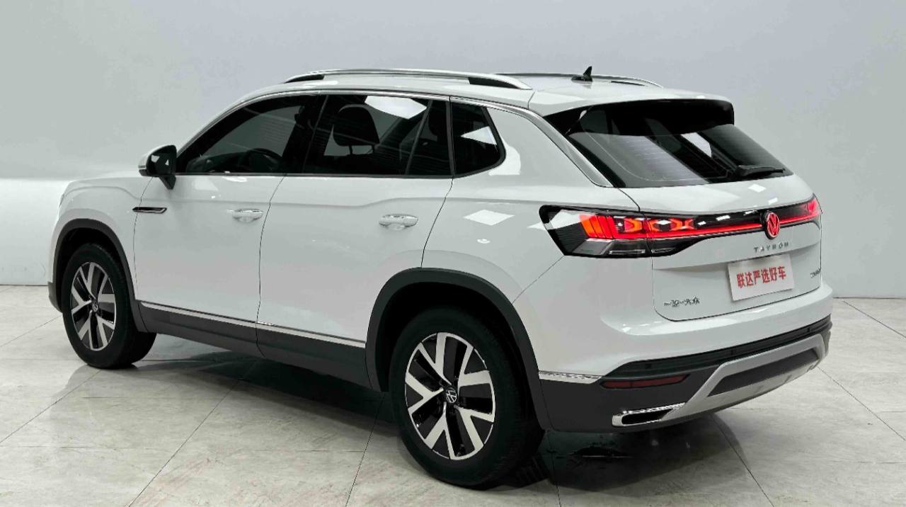 Задняя часть рестайлингового Volkswagen Tayron: сплошная светящаяся полоса через всю корму