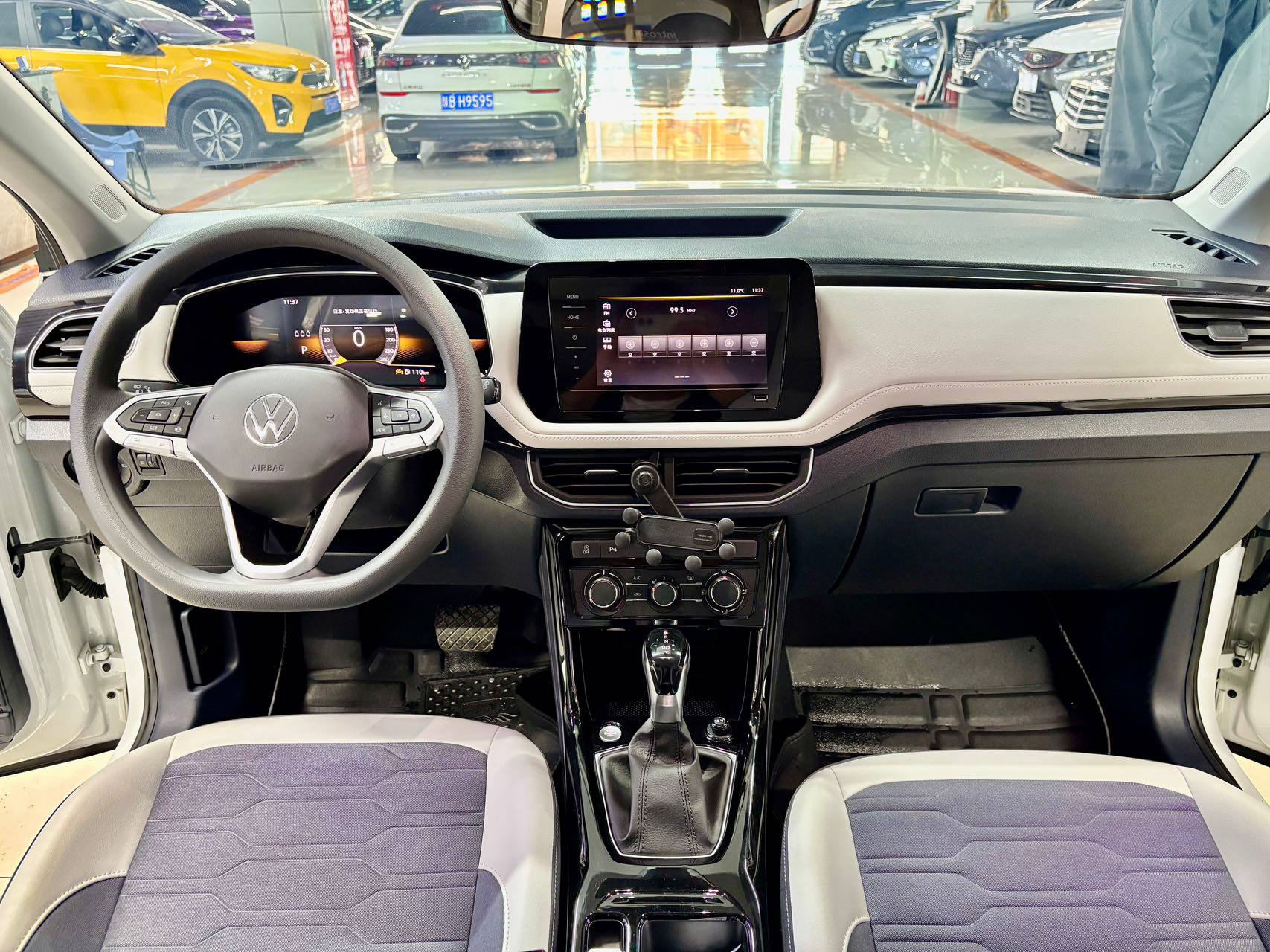 Передняя панель Volkswagen Tharu XR: цифровая приборка, экран мультимедиа и климат на крутилках