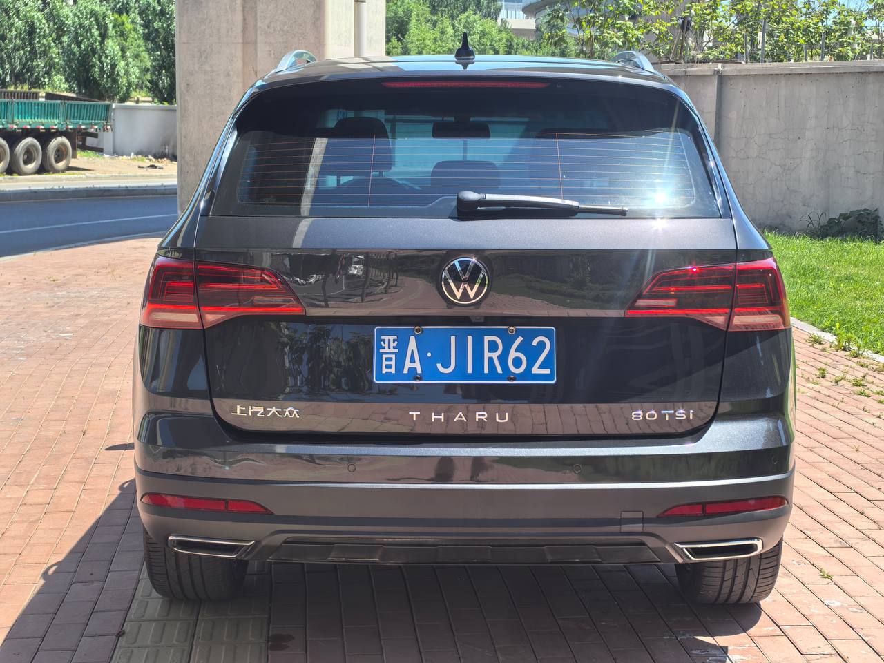 Задняя часть Volkswagen Tharu с шильдиками SAIC Volkswagen и 280 TSI