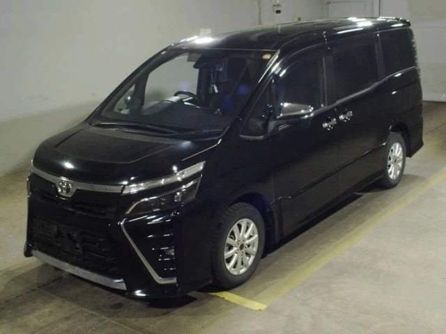 Toyota Voxy ZS Kirameki 3 4WD 2021, наш лот, спереди 3/4