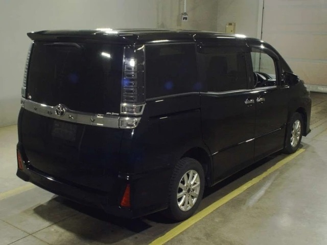 Toyota Voxy ZS Kirameki 3 4WD 2021, наш лот, сзади 3/4