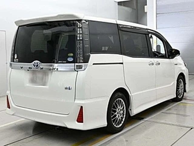 Toyota Voxy Hybrid ZS Kirameki 2 2017, наш лот, сзади 3/4