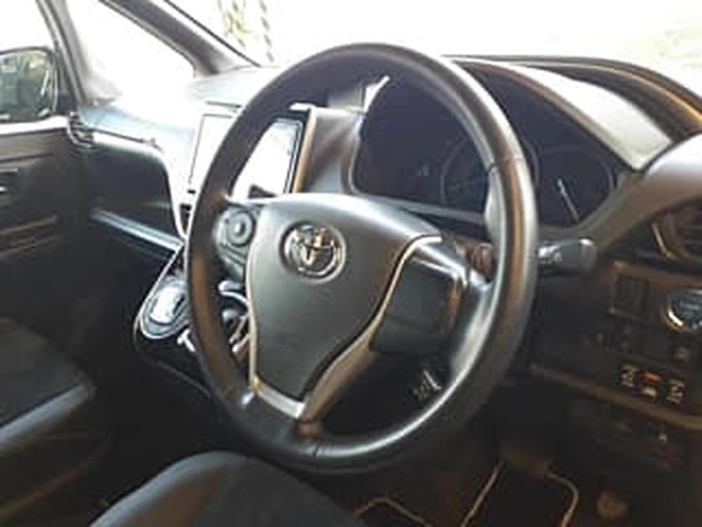 Toyota Voxy Hybrid ZS Kirameki 3 2021 чёрный, наш лот, руль и приборка